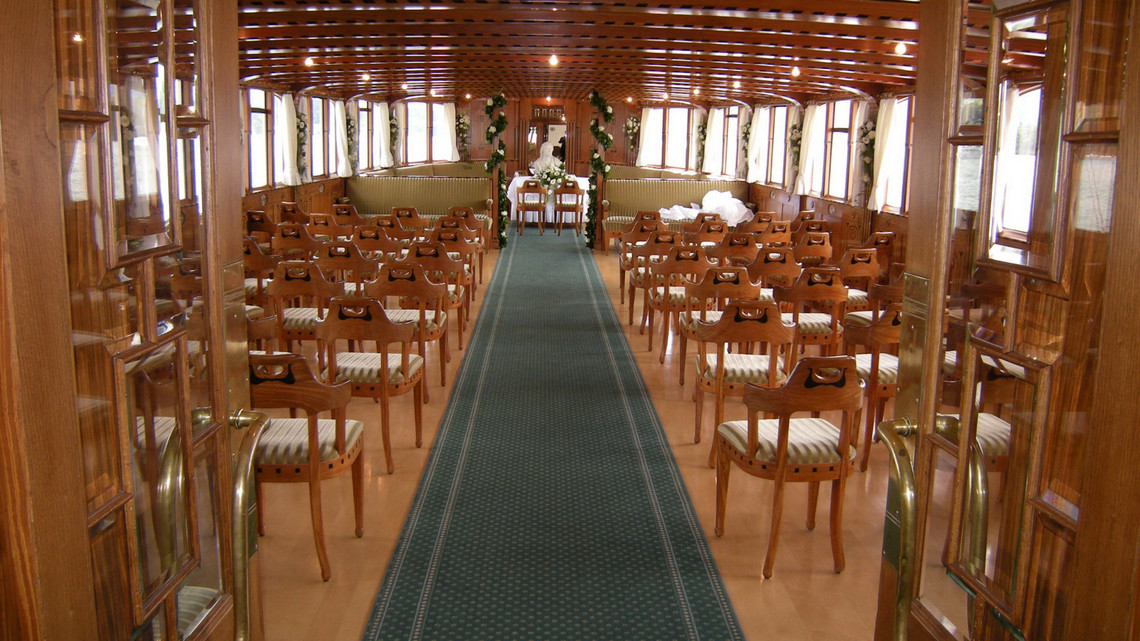Dampfschiff Schiller Saal mit gedeckten Tischen Der Saal vom Dampfschiff Schiller ist für eine Hochzeitsessen wunderschön hergerichtet