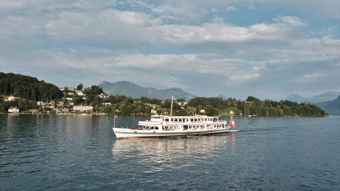 Le bateau à moteur Winkelried en été Le bateau à moteur Winkelried navigue sur le lac des Quatre-Cantons en été.