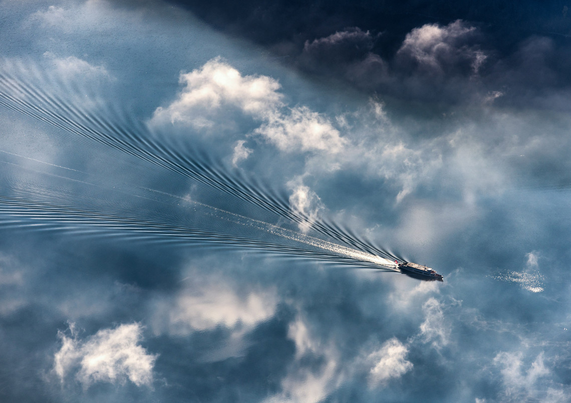 Ein Dampfschiff verlassen auf dem Vierwaldstättersee Ein Dampfschiff inmitten eines Wolkenmeers auf dem Vierwaldstättersee.