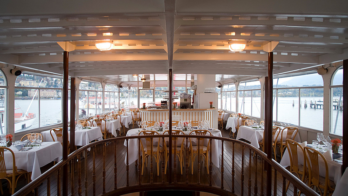 Dampfschiff Unterwalden - Oberdeck Die Tische im nostalgischen Oberdeck des Dampfschiffes Unterwalden sind weiss gedeckt.