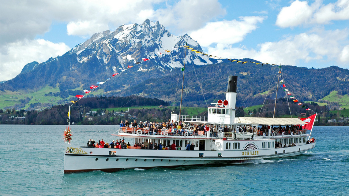 Le bateau à vapeur Schiller devant le Pilatus Le bateau à vapeur Schiller passe devant Pilatus.
