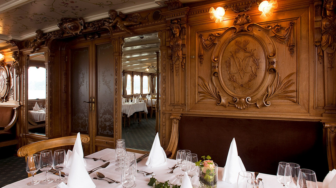 Dampfschiff Uri Salon Auschnitt von einem festlich dekorierten Tisch auf dem Dampfschiff Uri.