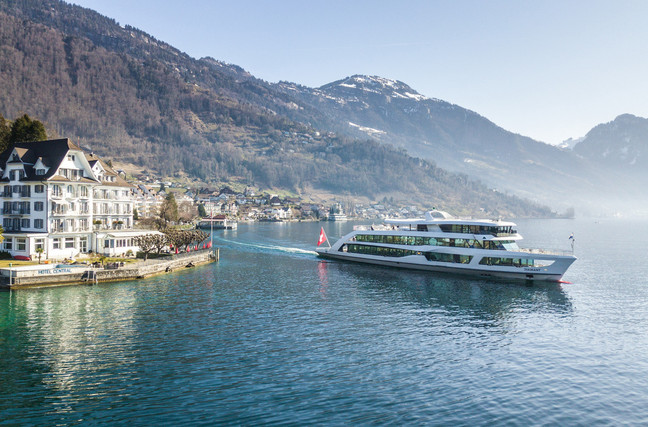 Rundfahrten ab Weggis Das Motorschiff Diamant verlässt den Hafen in Weggis
