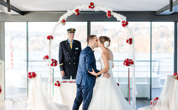 Cérémonie de mariage par un capitaine Cérémonie de mariage par un capitaine