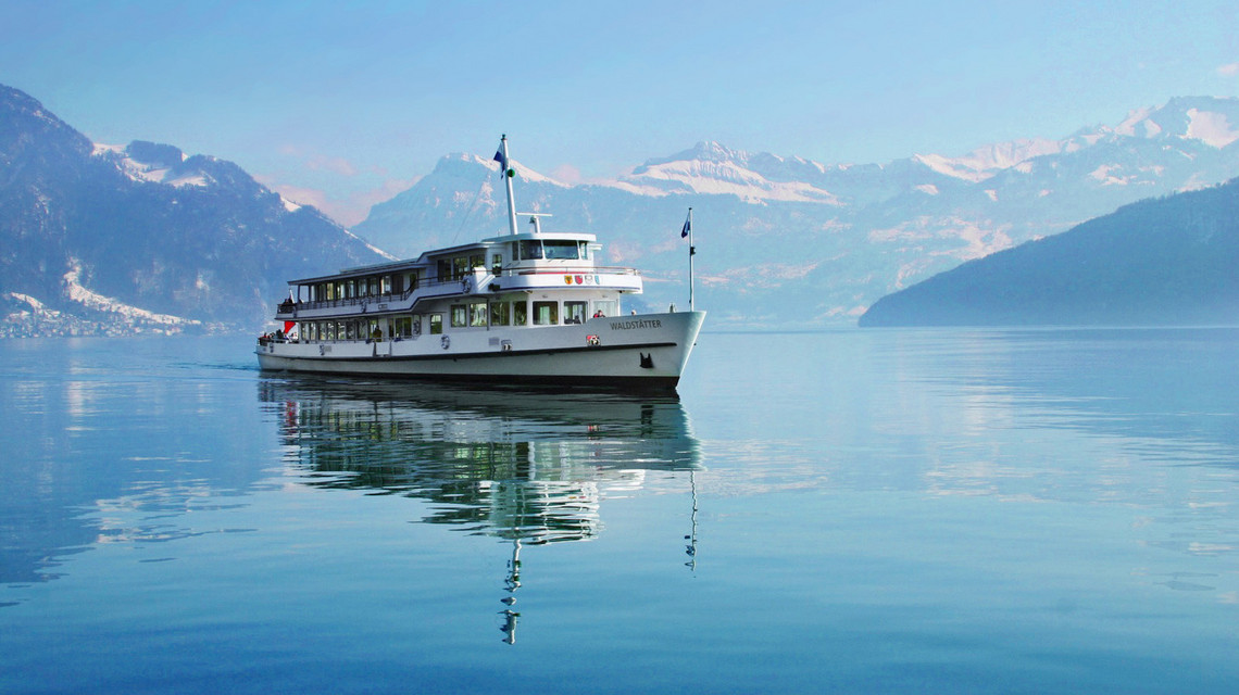 Par une belle journée d'hiver, le bateau à moteur Waldstätter navigue en direction de Lucerne.