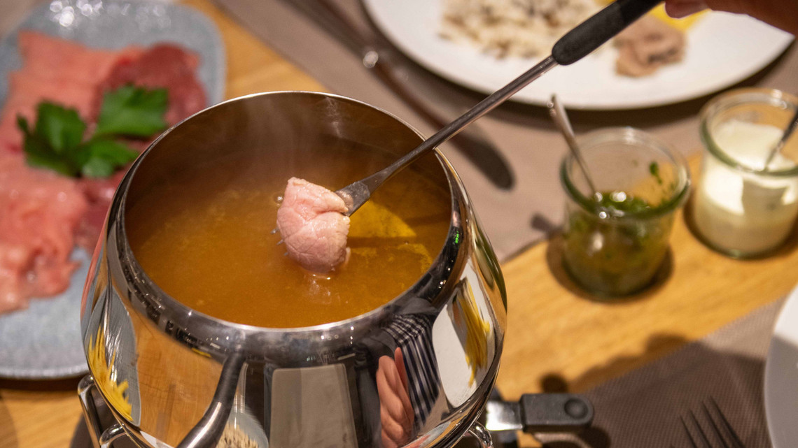 Ein Stück Fleisch wird im Caquellon