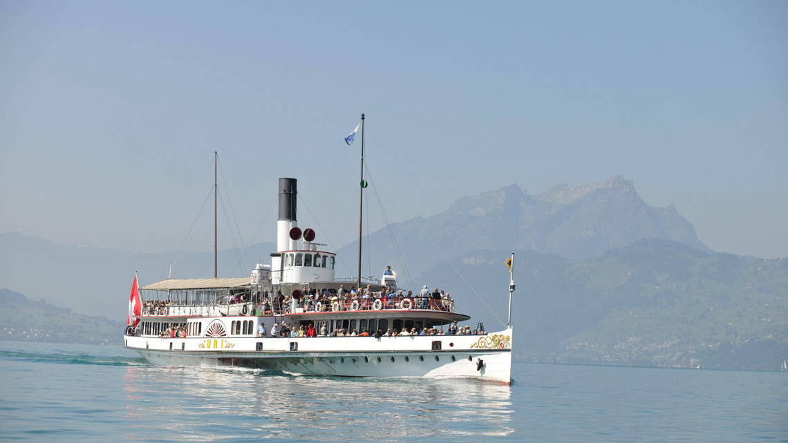 Dampfschiff Uri während der Fahrt von vorne Das Dampfschiff Uri fährt bei schönem Wetter. Im Hintergrund ist der Pilatus zu sehen.
