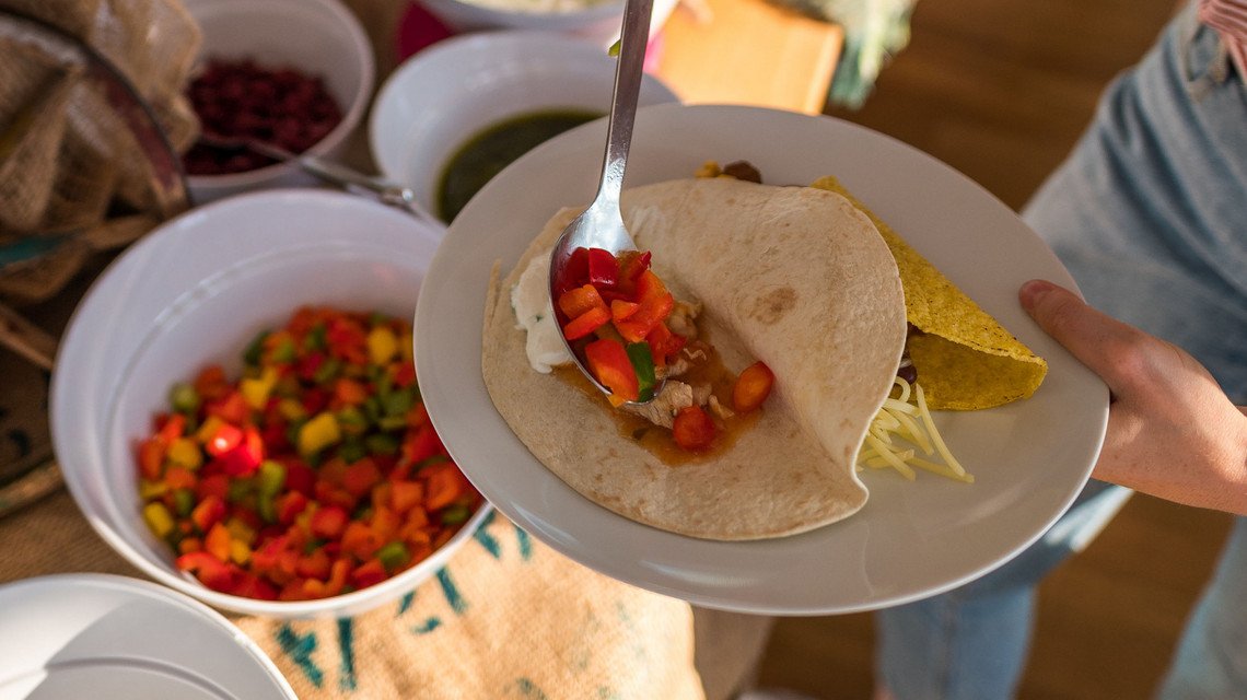 Ein Teller mit gefüllten Fajitas und Tacos