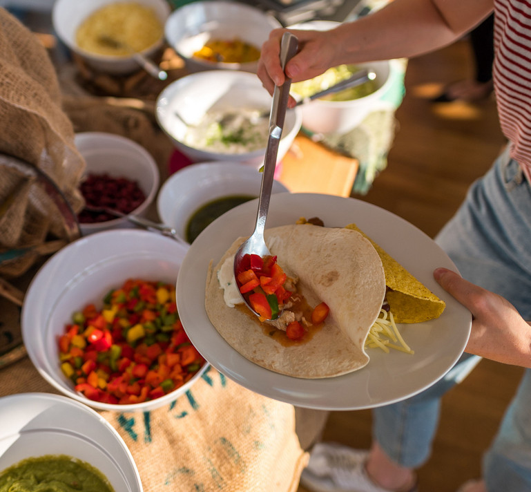 Ein Teller mit gefüllten Fajitas und Tacos