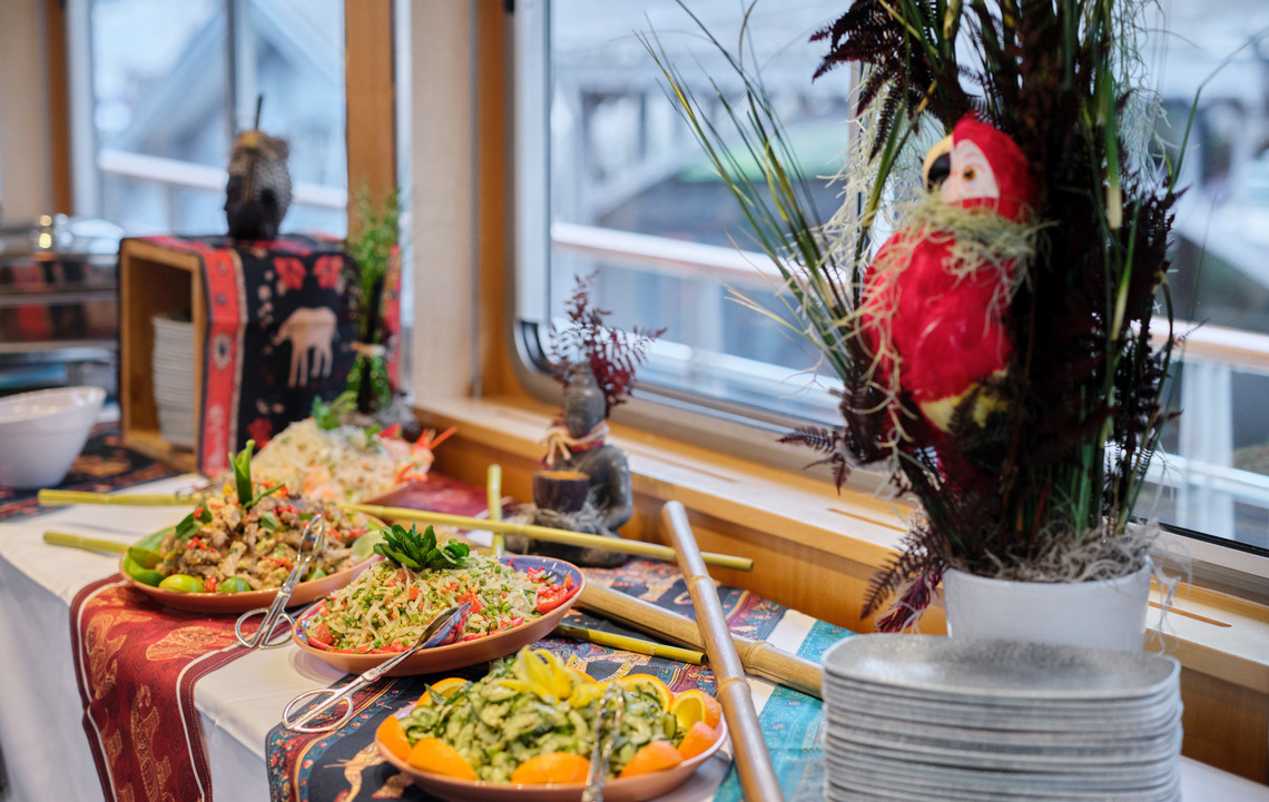 Vielseitiges thailändisches Buffet auf dem Thai-Schiff - Nahaufnahme. 