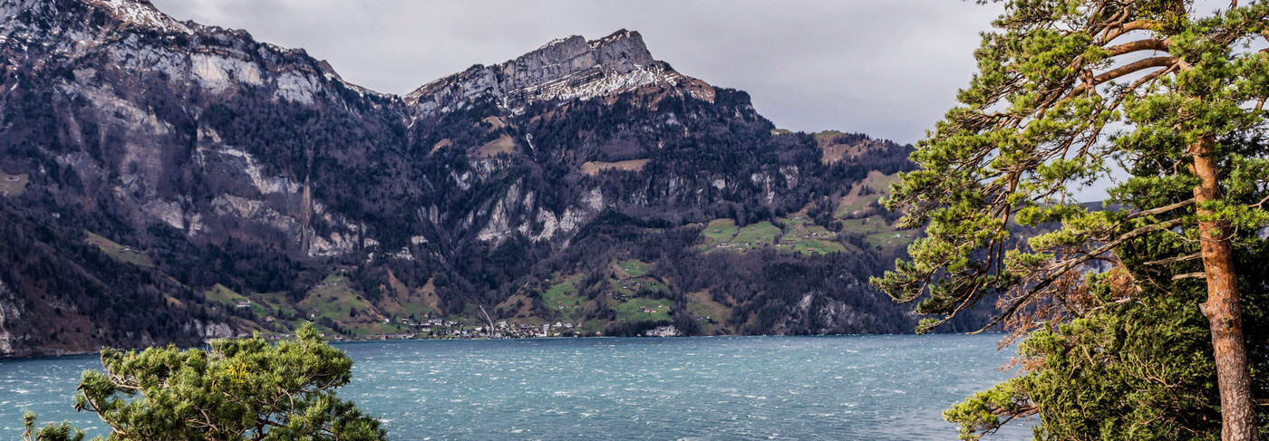 Der Föhn bläst stark über den Vierwaldstättersee und lässt die Wellen hoch schlagen.