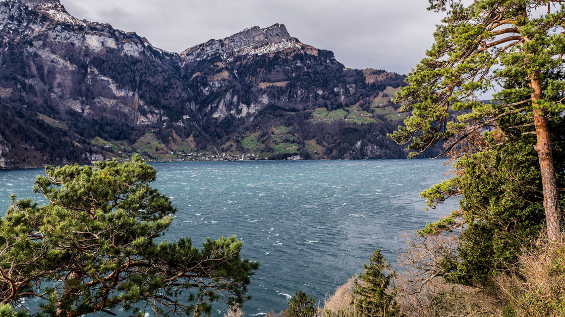 Stürmische Wellen auf dem Vierwaldstättersee. Der Föhn bläst stark über den Vierwaldstättersee und lässt die Wellen hoch schlagen.