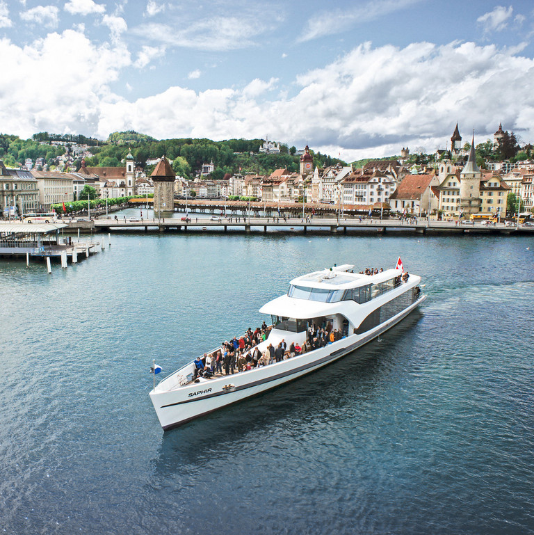Fahrendes Motorschiff Saphir Das Motorschiff Saphir fährt bei leicht bewölktem Wetter auf dem Vierwaldstättersee.