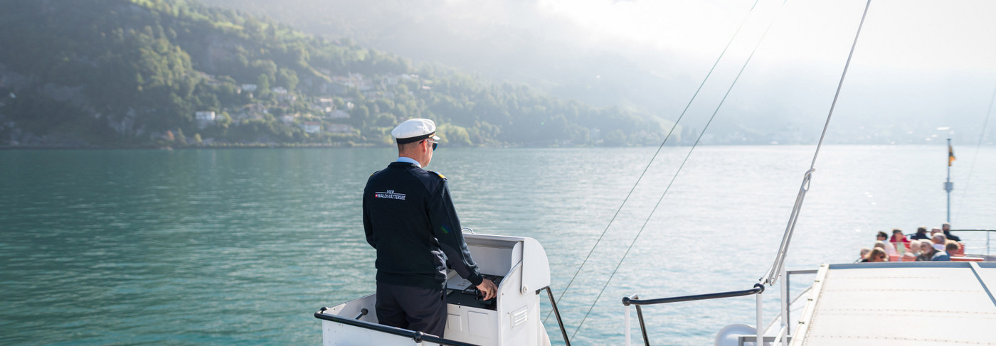 Ein Kapitän der SGV steht draussen auf dem Schiff beim Nock.