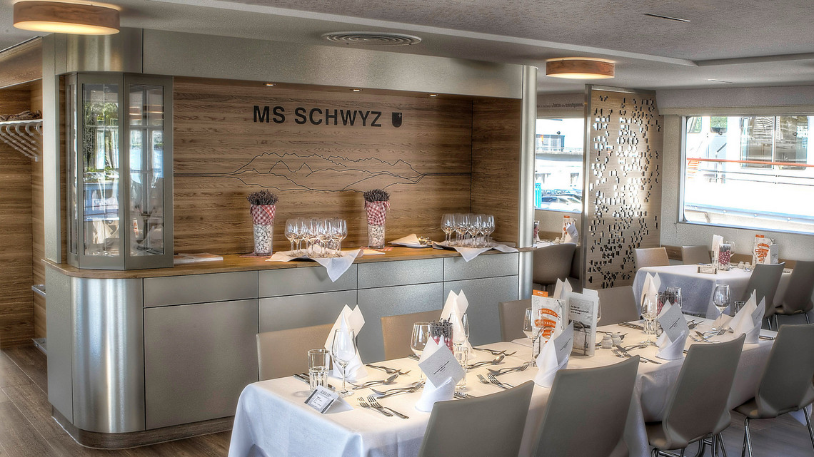 Comptoir sur le pont supérieur du navire à moteur Schwyz.