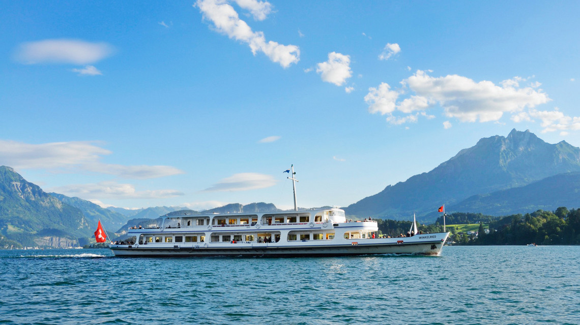 Le bateau à moteur Winkelried devant le Pilatus Le bateau à moteur Winkelried par beau temps lors d'un voyage sur le lac des Quatre-Cantons. En arrière-plan, on peut voir le Pilatus.