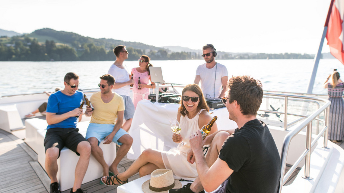 Good mood on the motor vessel Experience and enjoy a culinary cruise and musical summer evening on the motorboat Diamant.