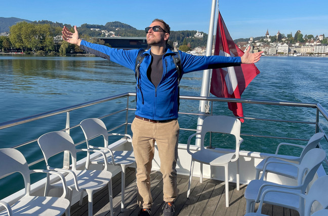 Musiker Marco Kunz Der Musiker Marco Kunz auf dem Motorschiff Cirrus. Er streckt die Arme aus und geniess die Sonne.