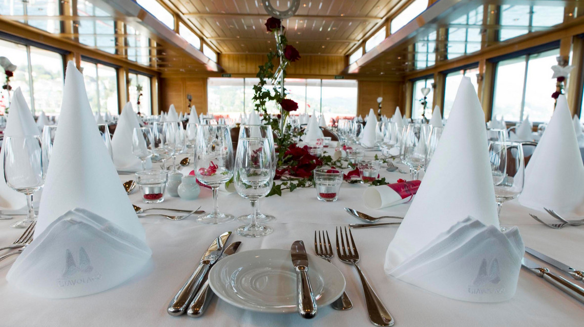 Sur le bateau à moteur Waldstätter, les tables étaient magnifiquement dressées pour un mariage.