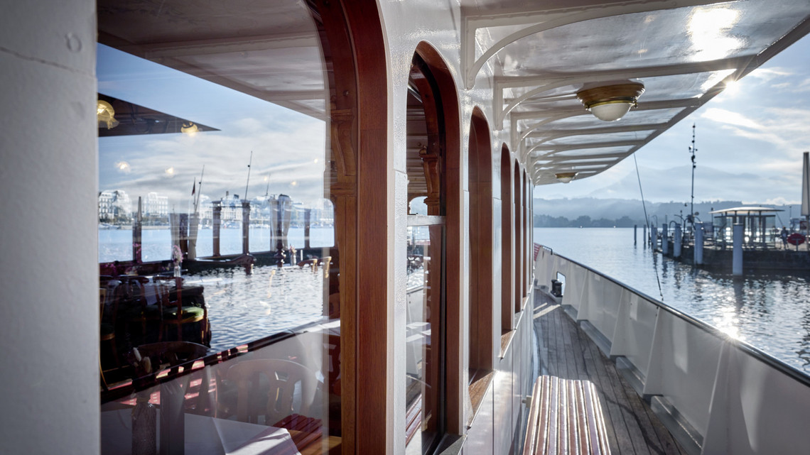 Bild vom Dampfschiff Unterwalden von der Seite-.