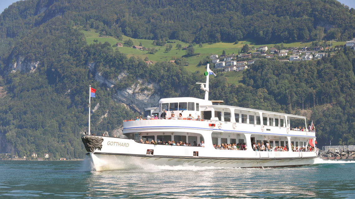 Das Motorschiff Gotthard fährt an einem schönen Sommertag auf dem Vierwaldstättersee.